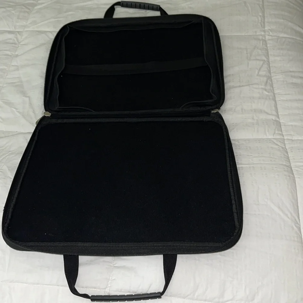 Init black laptop bag